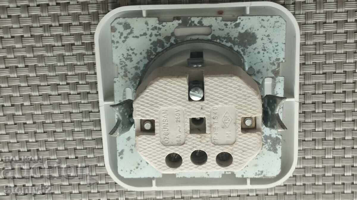 Contact pentru instalație electrică cu margine aurie, producție turcească cu preț € 3.00 | 5.87 BGN