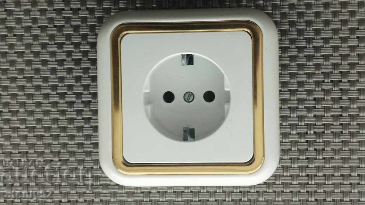 Contact pentru instalație electrică cu margine aurie, producție turcească