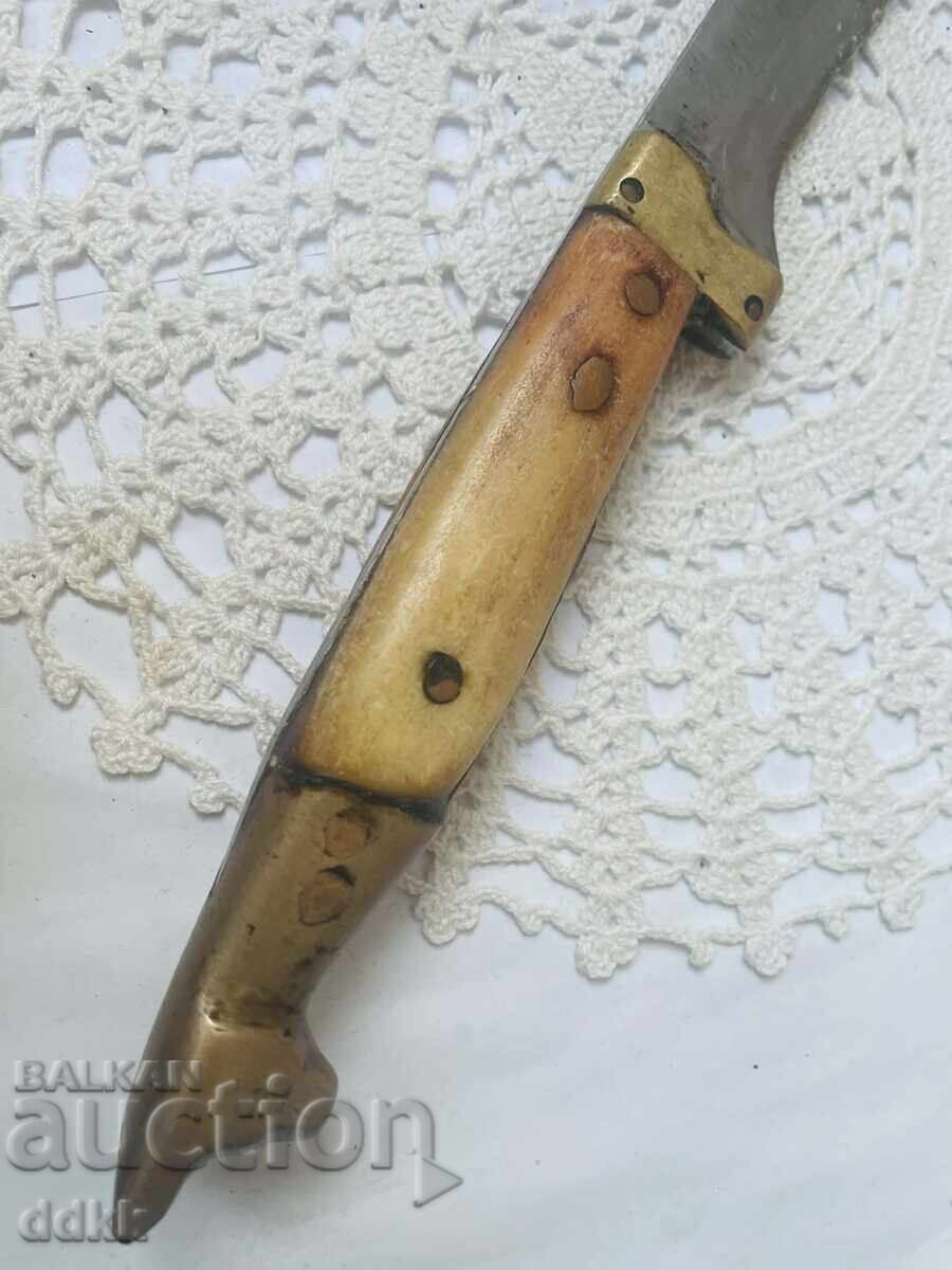 Όμορφο ατσάλινο μαχαίρι με ορείχαλκο και κεφάλι σκύλου Όμορφο ατσάλινο μαχαίρι με ορείχαλκο και κεφάλι σκύλου