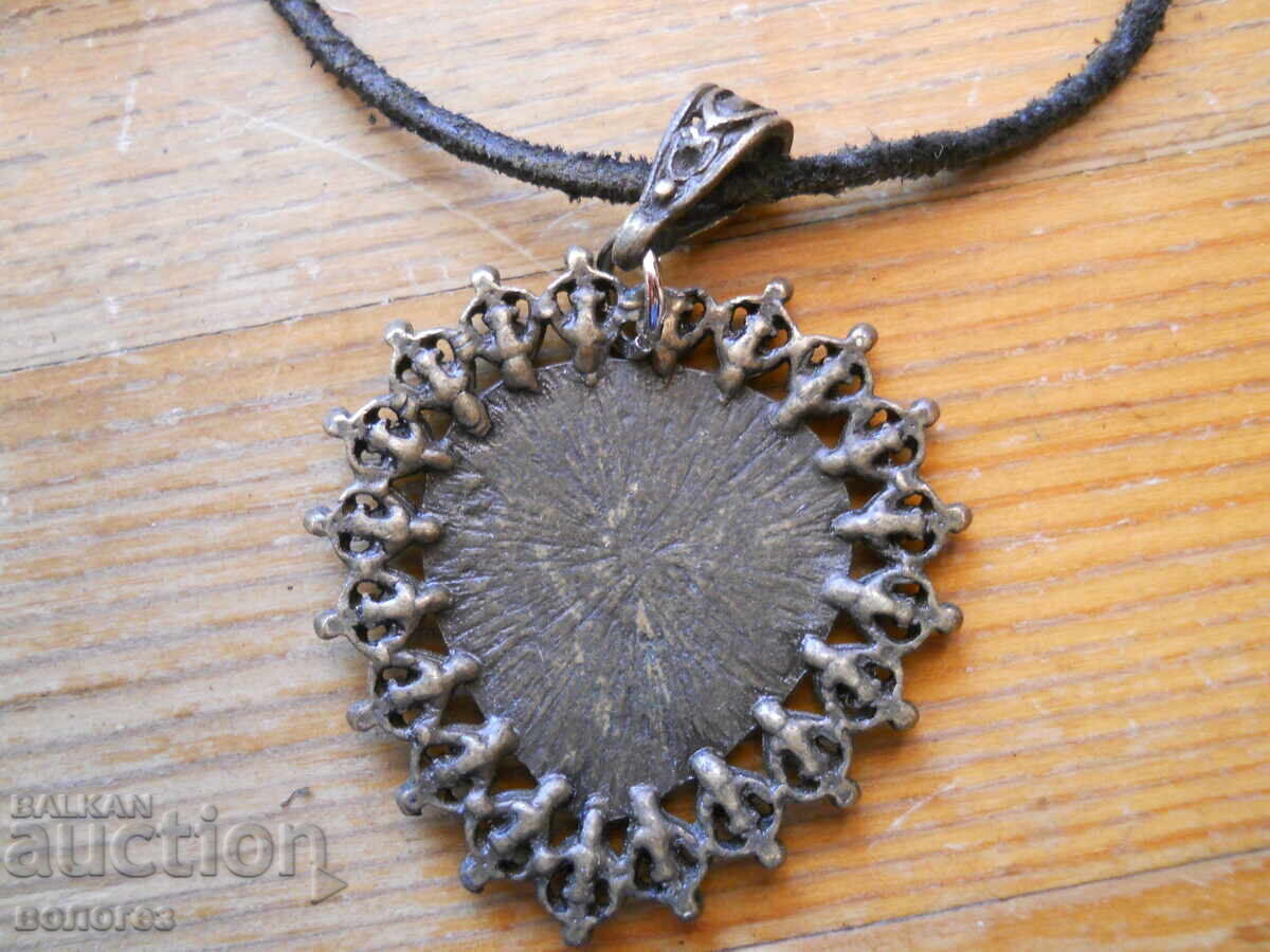 Δημοπρασία Αρχαίο κολιέ με μενταγιόν και χάντρες από κεχριμπάρι Βαλτικής