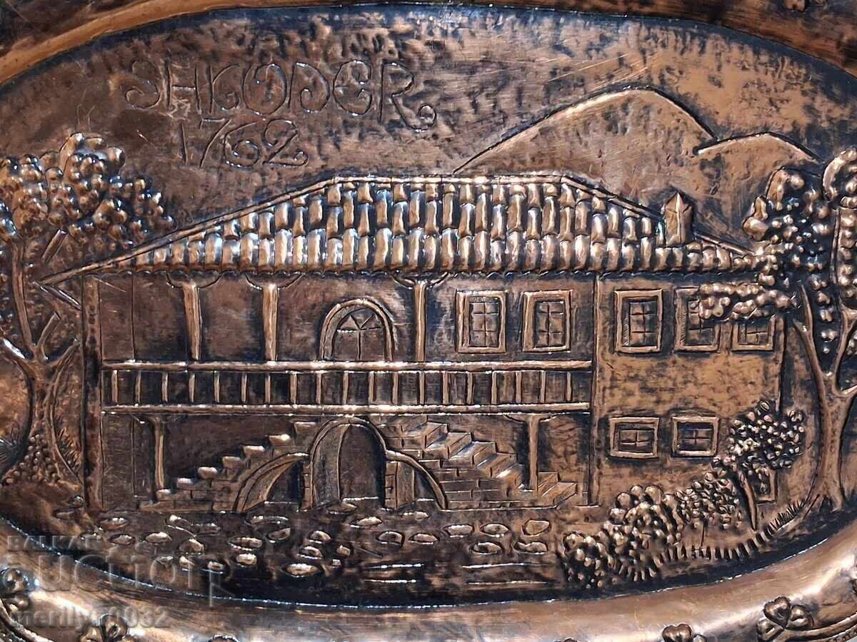 Licitație Vechi panou de perete din cupru bătut cu inscripție cadou Licitație Vechi panou de perete din cupru bătut cu inscripție cadou