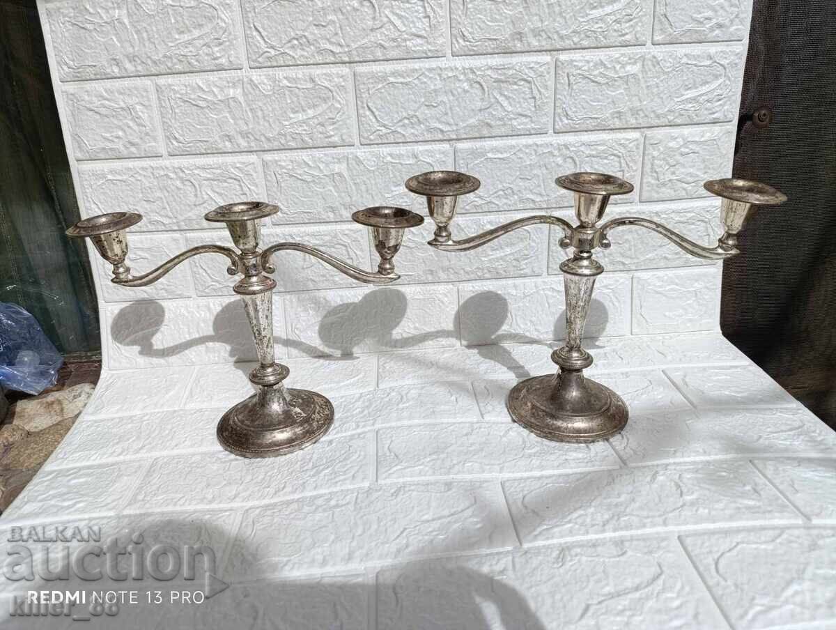 Κηροπήγια παλιά με εμφανή σημάδια του χρόνου Κηροπήγια παλιά με εμφανή σημάδια του χρόνου