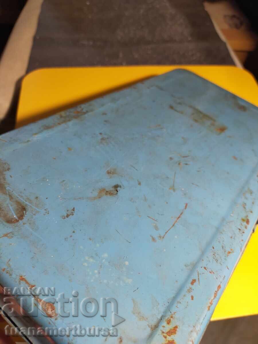 Delivery of Blue retro metal box