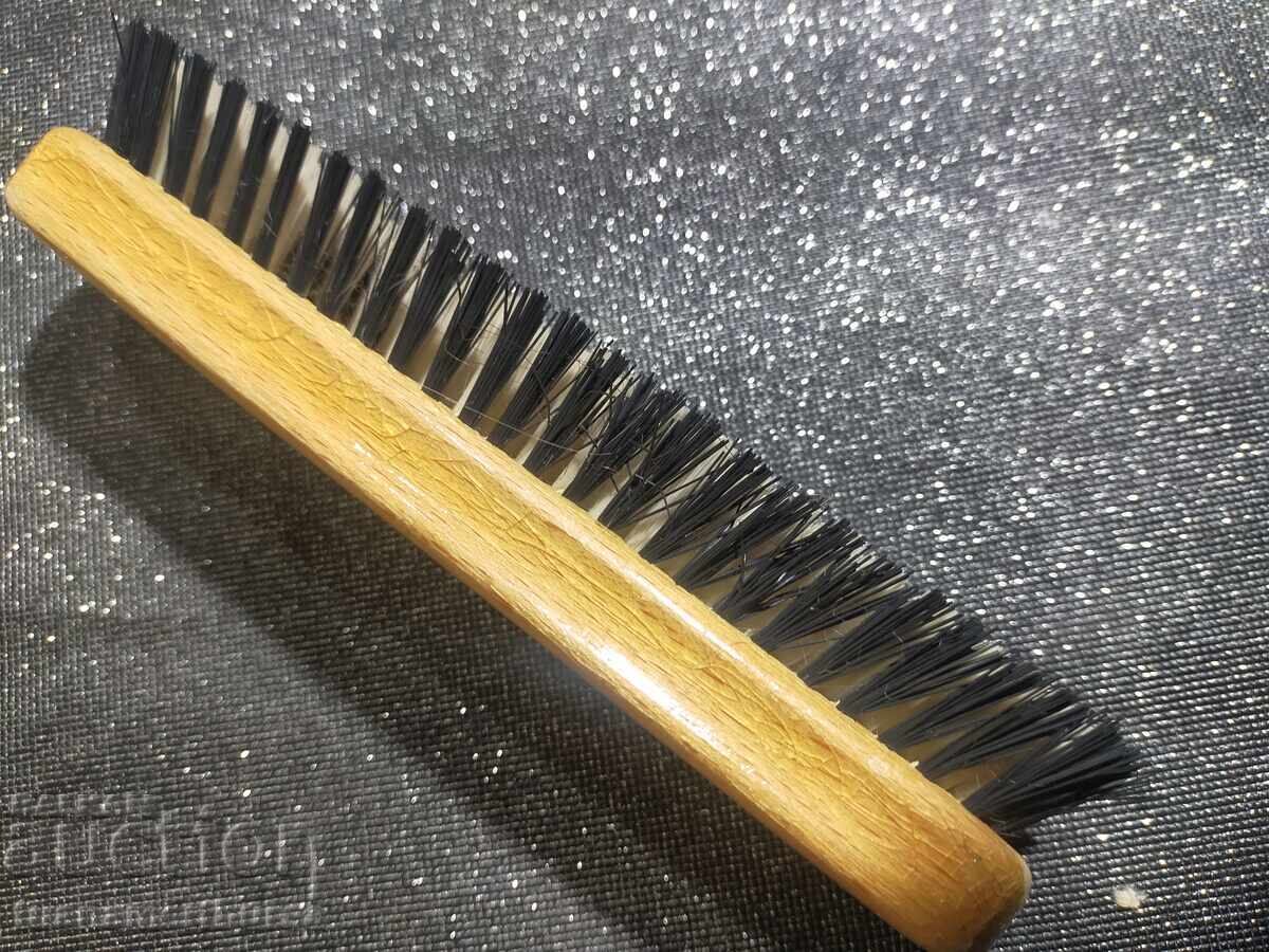 Perie din lemn cu preț € 10.00 | 19.56 BGN