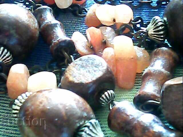 Παράδοση staro dvoĭno kolie ot kekhlibar i dŭrveni simvoli