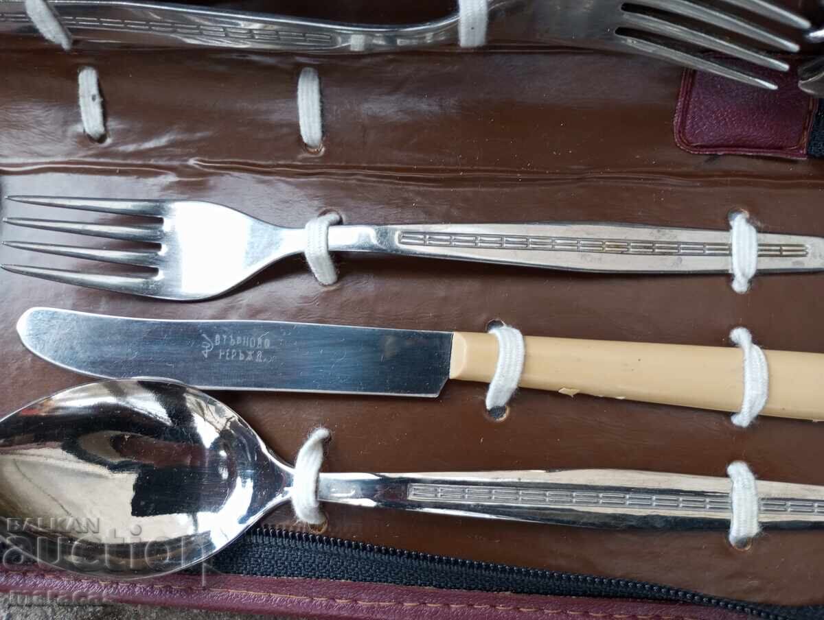 Διπλό σετ μαχαιροπίρουνων ταξιδίου με τιμή € 12.00 | 23.47 BGN Διπλό σετ μαχαιροπίρουνων ταξιδίου με τιμή € 12.00 | 23.47 BGN