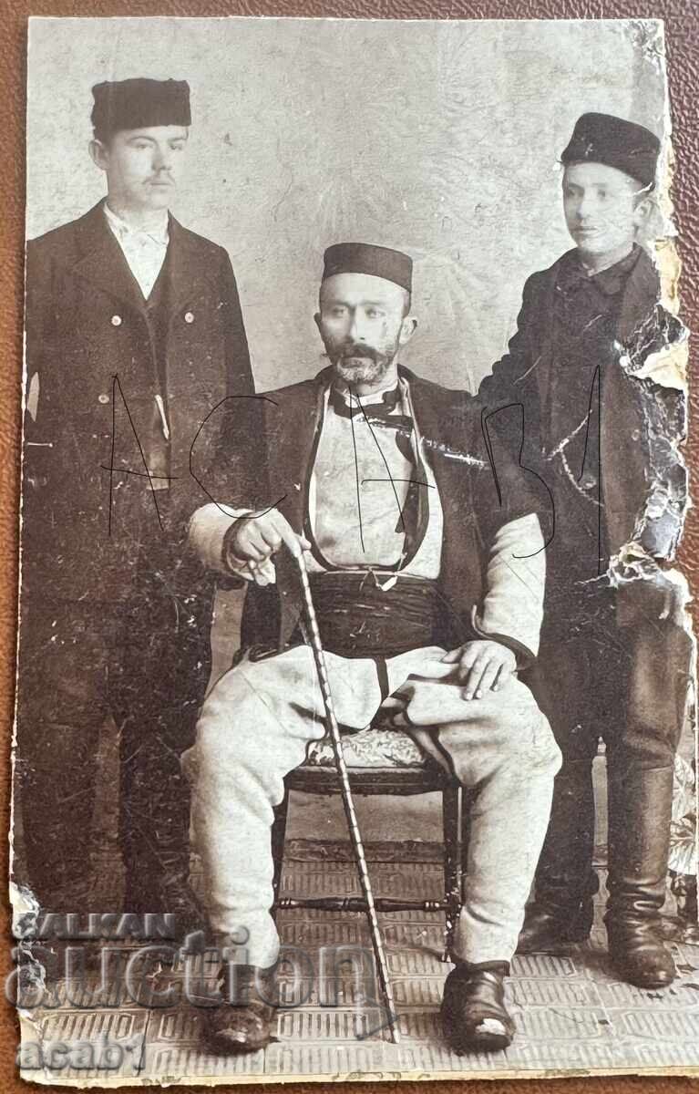 Bărbați din Debarsko Tatăl cu fii