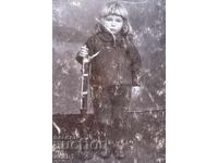 Child with rifle 1913