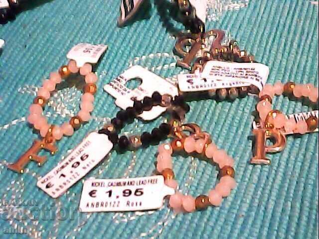 Lot de inele din mărgele cu literă și cercei cu literă cu preț € 10.00 | 19.56 BGN