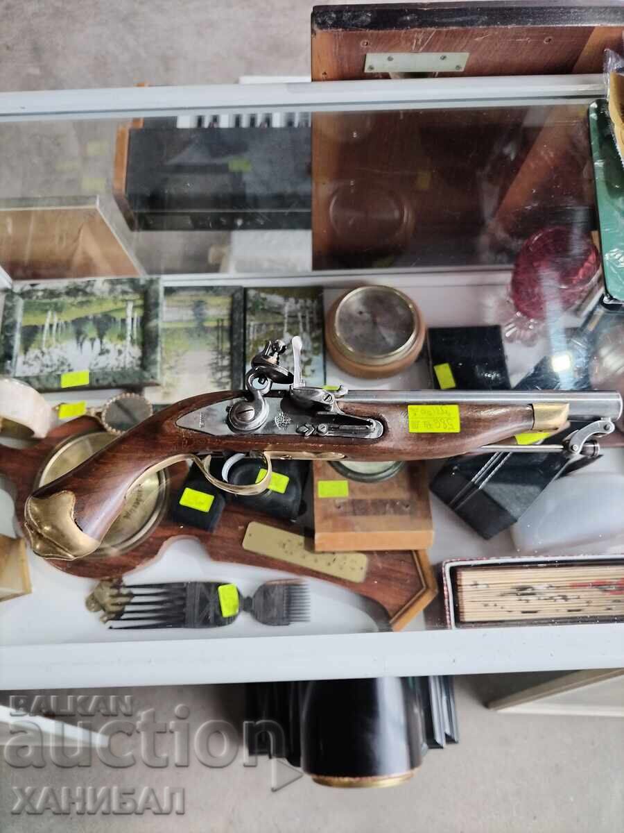 ΚΡΕΜΕΝ ΠΙΣΤΟΛΙ