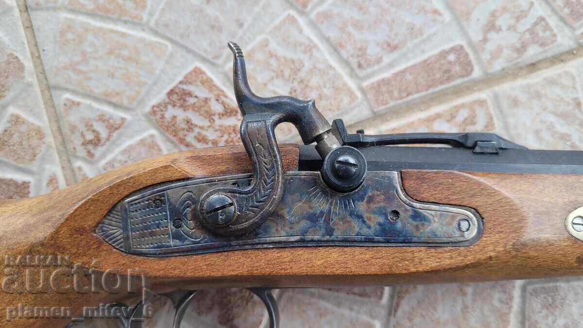 Pistol, pistol, evzalia, cremenea cu preț € 175.00 | 342.27 BGN