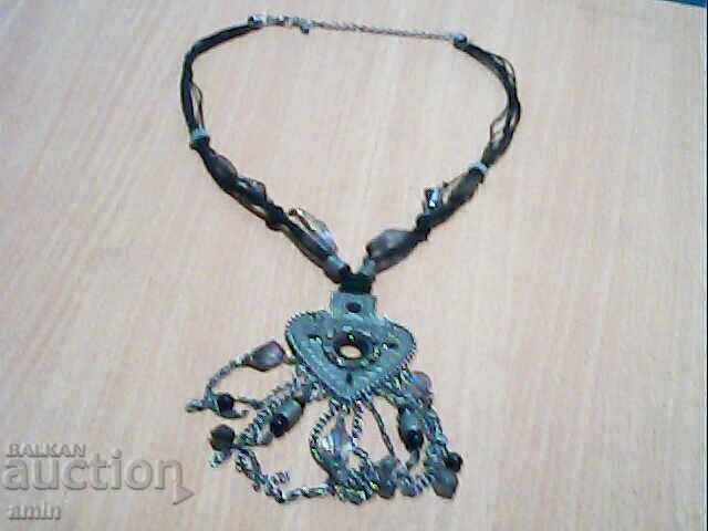 старо красиво посребрено колие