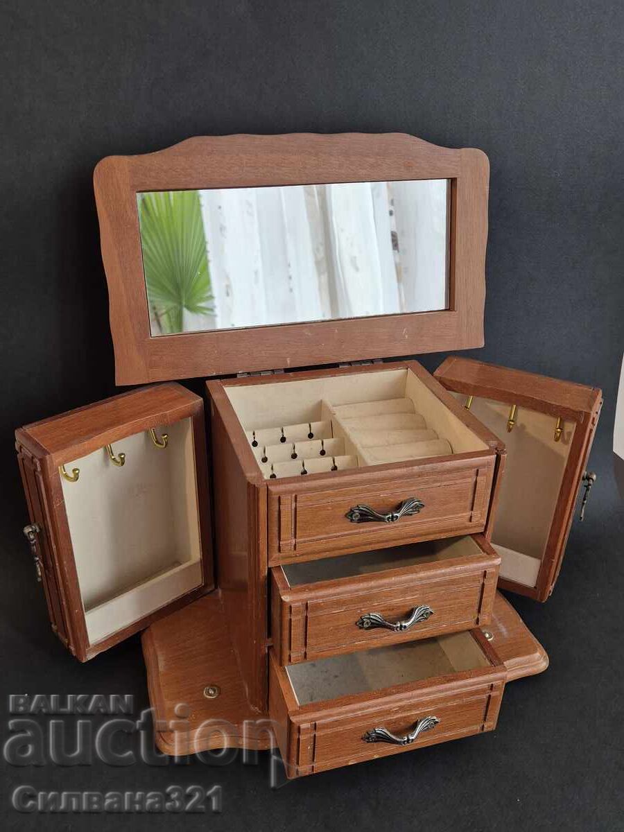 Cutie veche din lemn pentru bijuterii