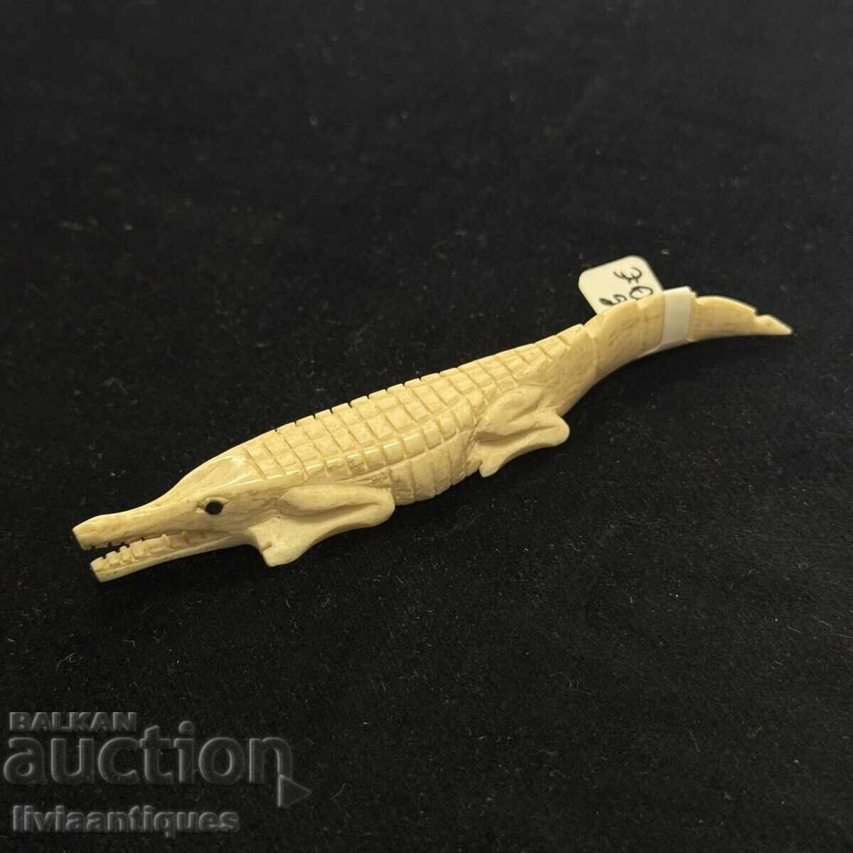 Доставка на Фино изработена миниатюрна фигура на крокодил