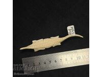 Фино изработена миниатюрна фигура на крокодил