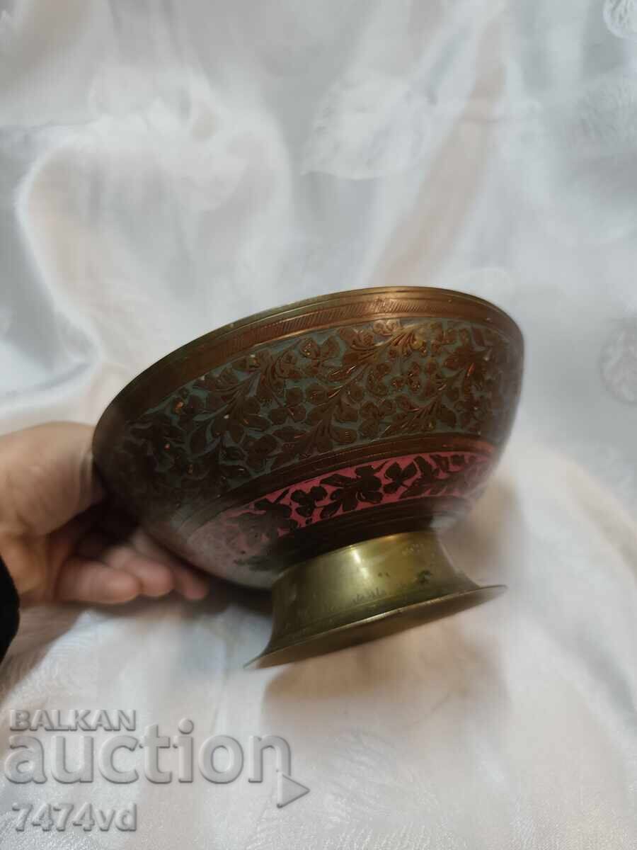 Δημοπρασία BRONZOVA KUPA S TSVETNI GRAVIRANI ORNAMENTI Δημοπρασία BRONZOVA KUPA S TSVETNI GRAVIRANI ORNAMENTI