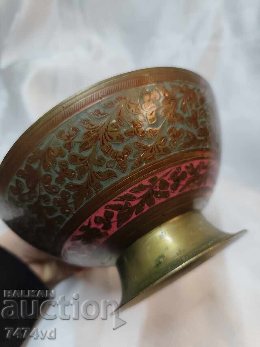 BRONZOVA KUPA S TSVETNI GRAVIRANI ORNAMENTI BRONZOVA KUPA S TSVETNI GRAVIRANI ORNAMENTI