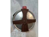 Veche sticlă metalică cu curele de piele