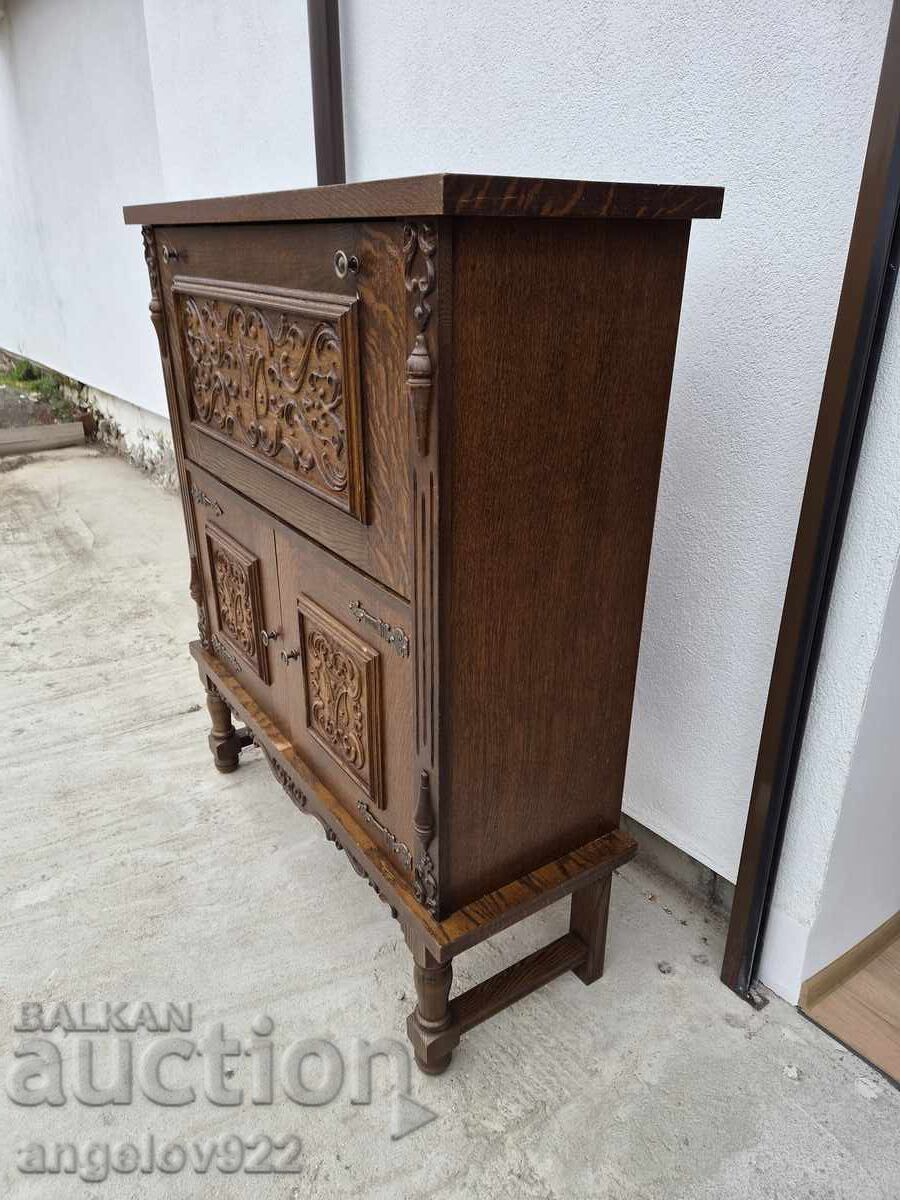 Auction  Large beautiful solid wood dresser!!!