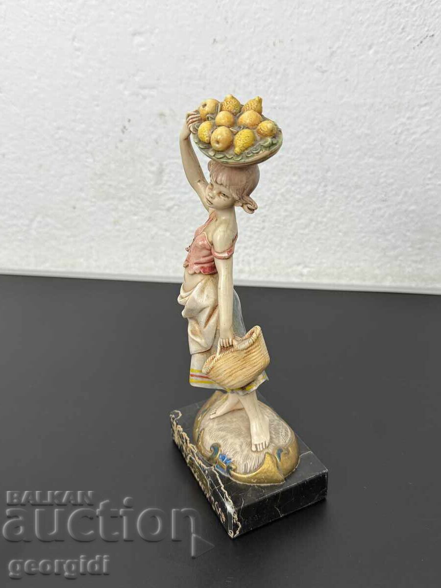 Figurină italiană - „Vânzătoare de fructe”. Nr. 8048 cu preț € 50.00 | 97.79 BGN Figurină italiană - „Vânzătoare de fructe”. Nr. 8048 cu preț € 50.00 | 97.79 BGN