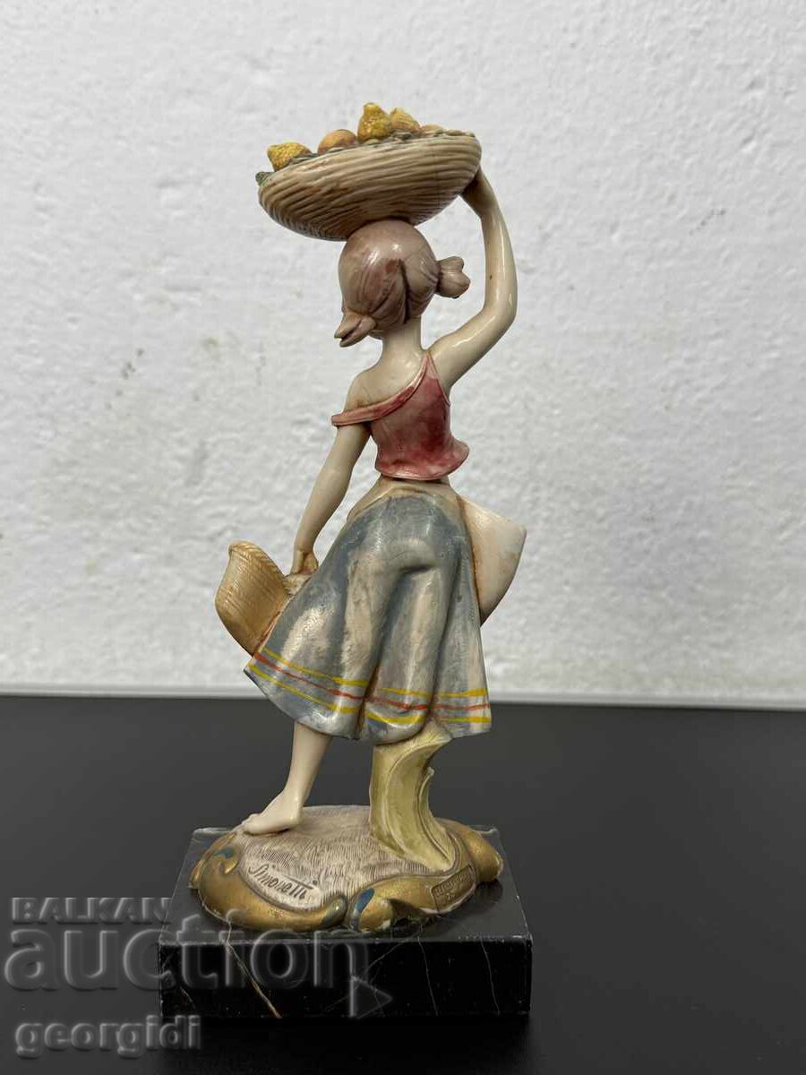 Licitație Figurină italiană - „Vânzătoare de fructe”. Nr. 8048 Licitație Figurină italiană - „Vânzătoare de fructe”. Nr. 8048