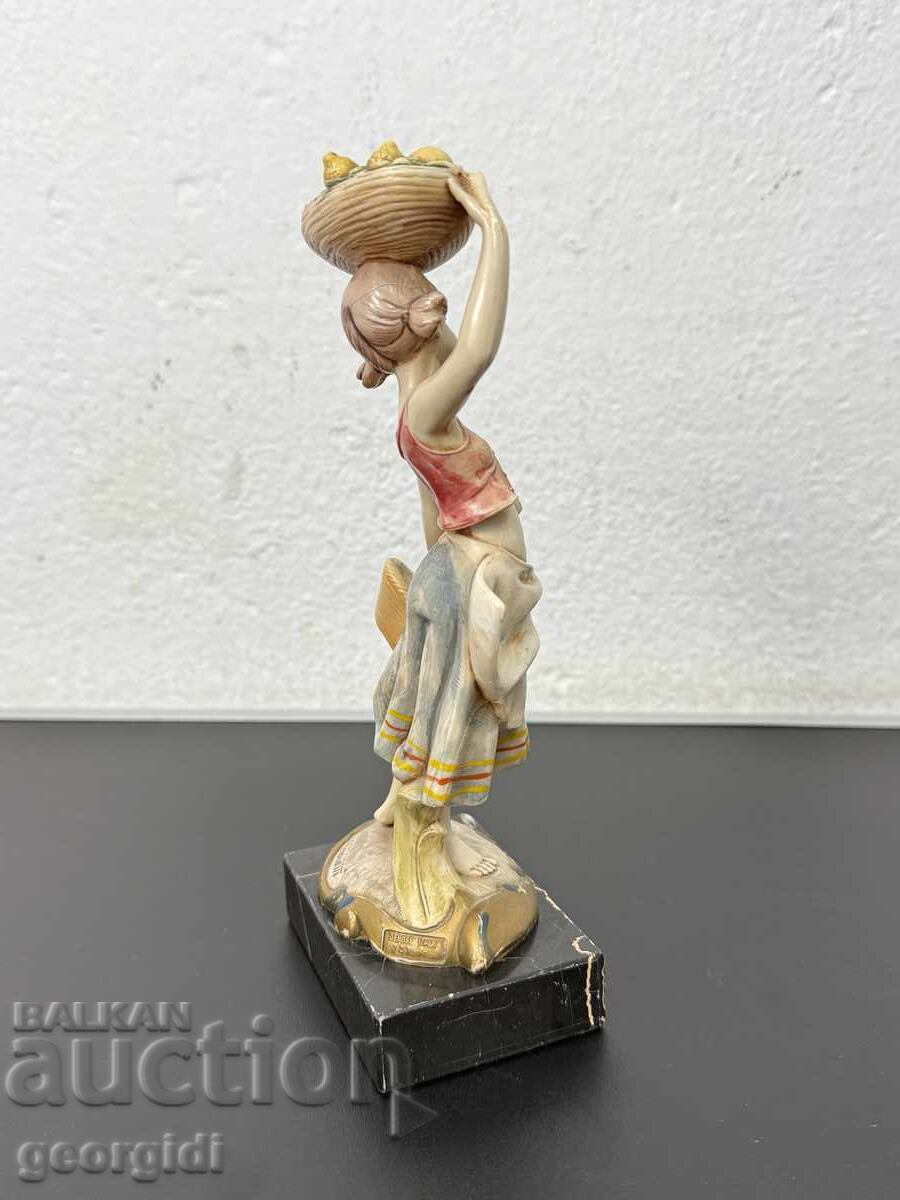 Figurină italiană - „Vânzătoare de fructe”. Nr. 8048 - 5 Figurină italiană - „Vânzătoare de fructe”. Nr. 8048 - 5