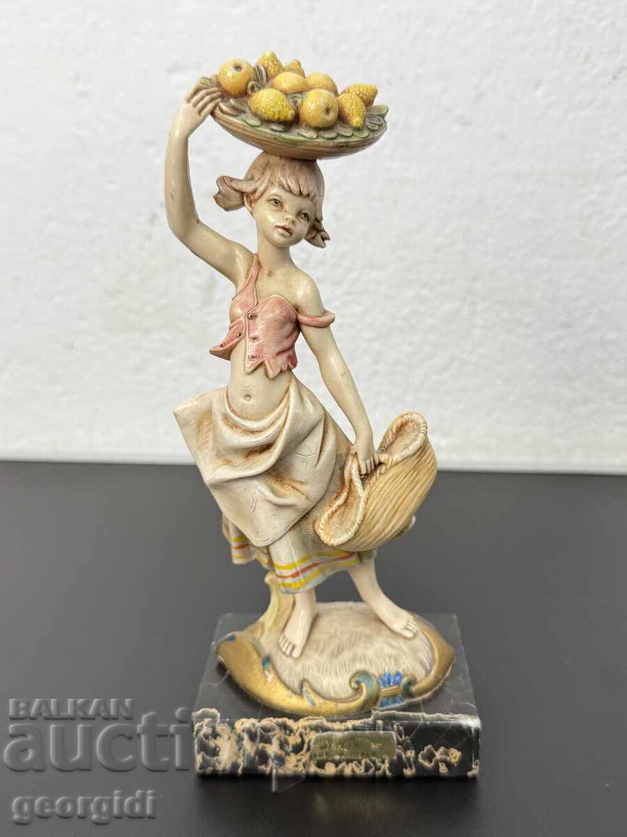 Figurină italiană - „Vânzătoare de fructe”. Nr. 8048 Figurină italiană - „Vânzătoare de fructe”. Nr. 8048