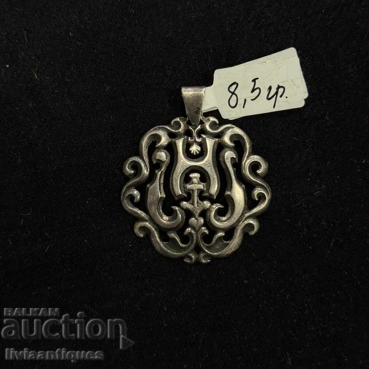 Красива сребърна висулка с ажурен дизайн с цена € 51.00 | 99.75 лв.