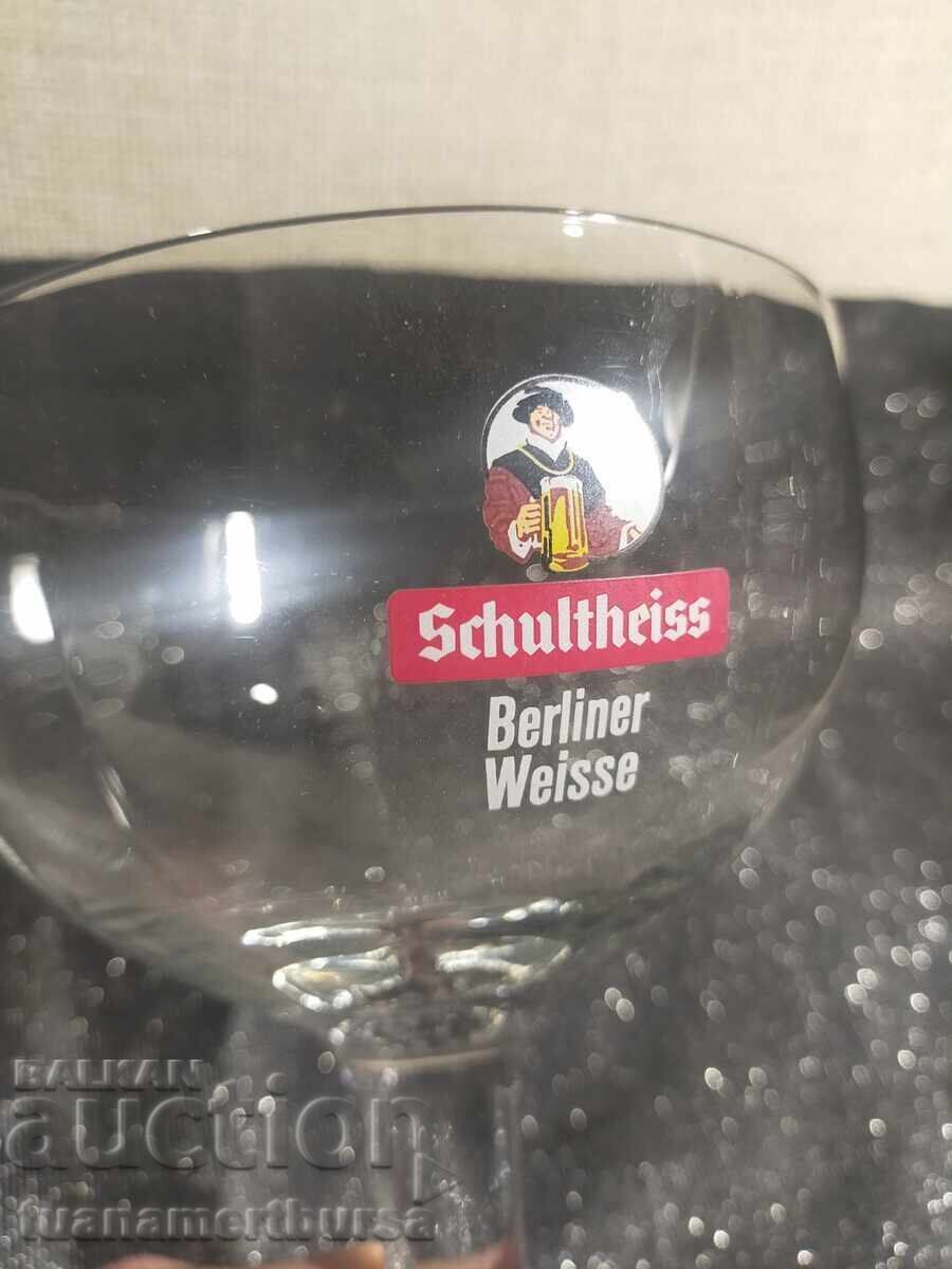 голяма овална стъклена чаша