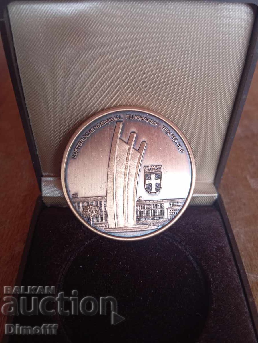 Plachetă Germania cutie de tablă cu preț € 10.00 | 19.56 BGN Plachetă Germania cutie de tablă cu preț € 10.00 | 19.56 BGN