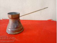 Vechi ibric de alamă pentru decor