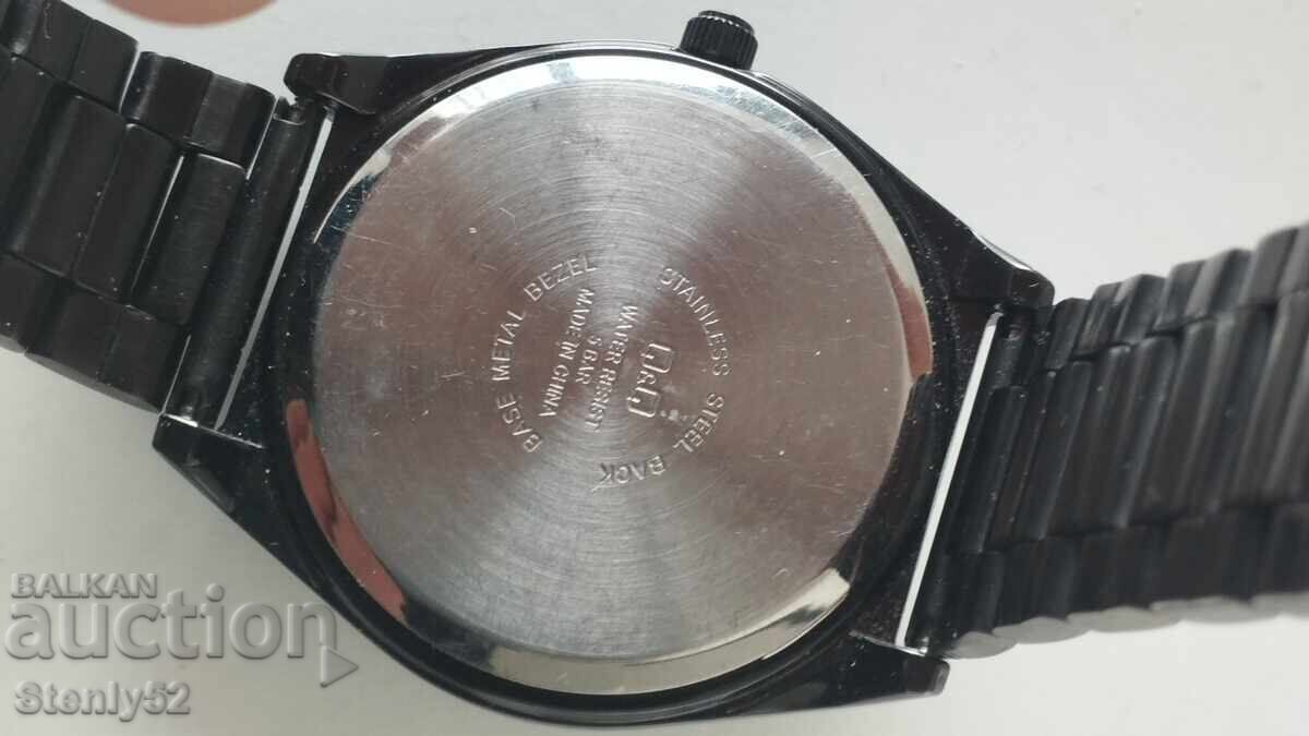 Ανδρικό ρολόι Q+Q χαλαζία, κομψό, με μεταλλικό μπρασελέ με τιμή € 20.00 | 39.12 BGN