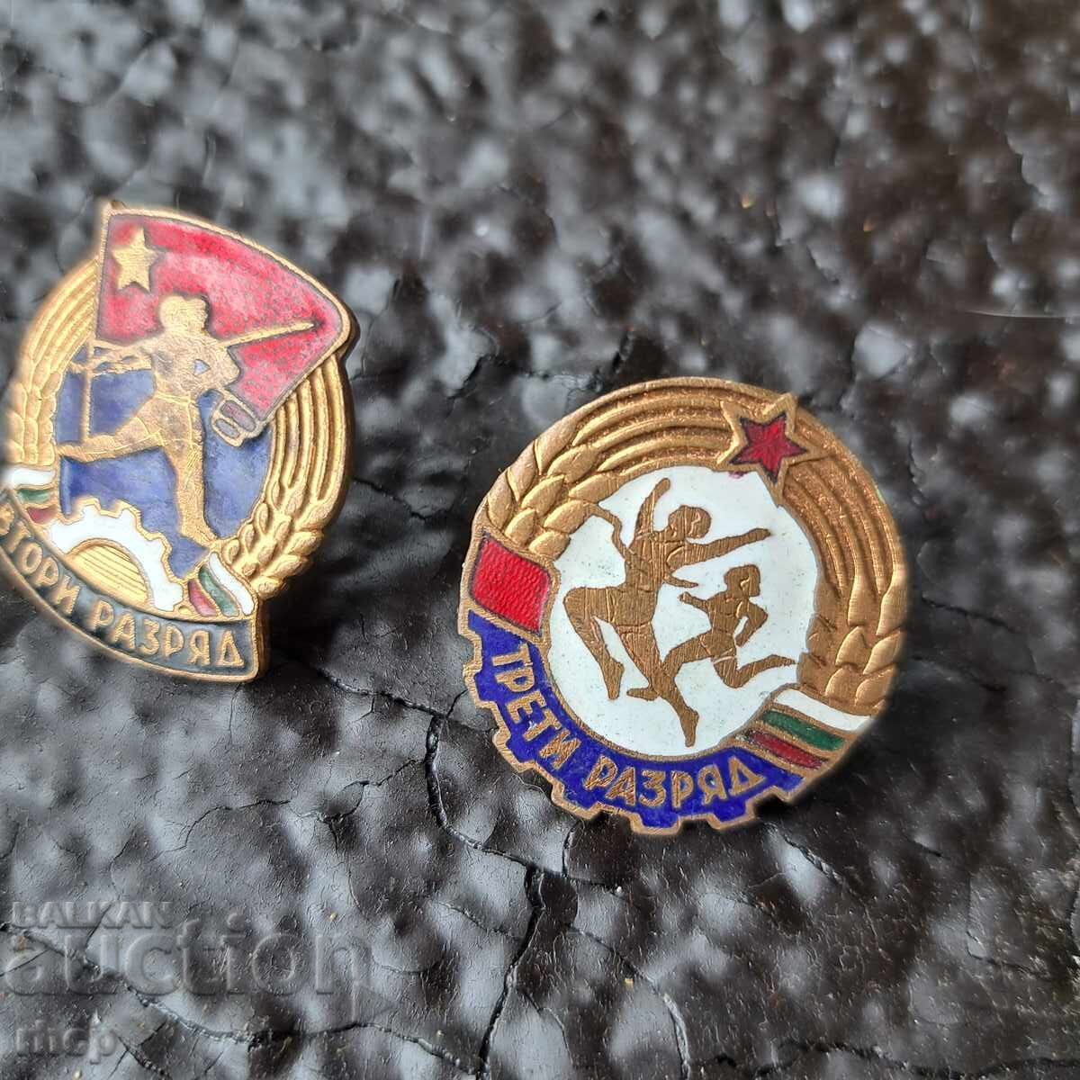 Insigne vechi cu email, șurub și medalie cu preț € 7.00 | 13.69 BGN Insigne vechi cu email, șurub și medalie cu preț € 7.00 | 13.69 BGN