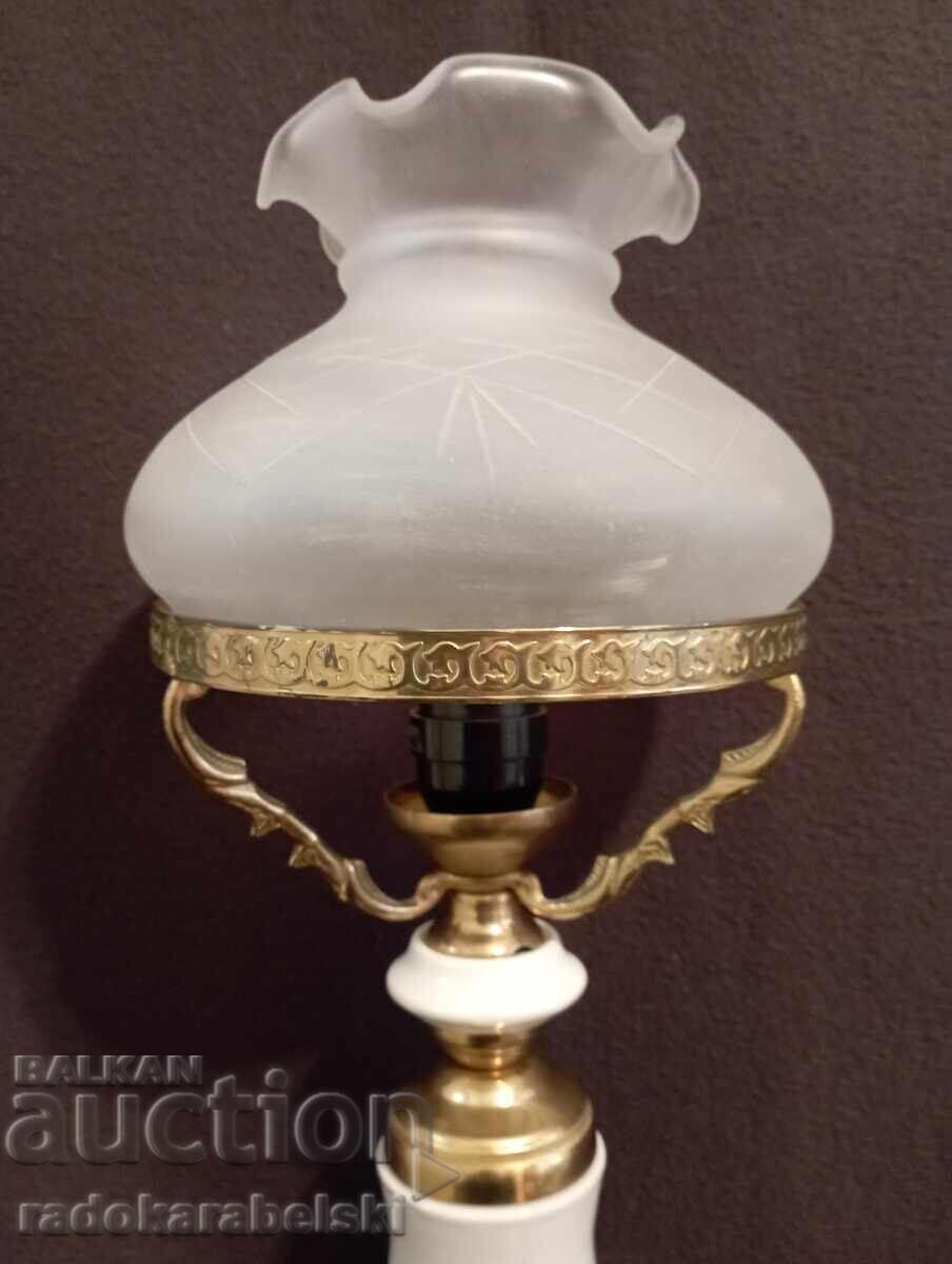 Доставка на Красива месингова порцеланова лампа със стъклен абажур
