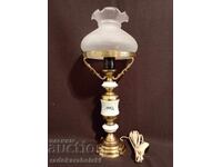 Lampă frumoasă din alamă și porțelan cu abajur din sticlă