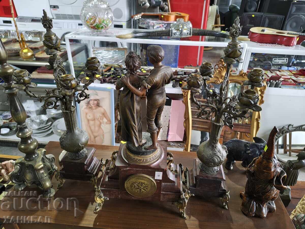 Ceas de masă cu figuri și doi sfeșnici cu preț € 350.00 | 684.54 BGN Ceas de masă cu figuri și doi sfeșnici cu preț € 350.00 | 684.54 BGN