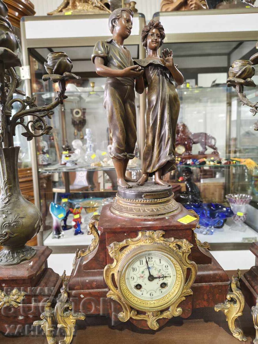 Livrarea Ceas de masă cu figuri și doi sfeșnici