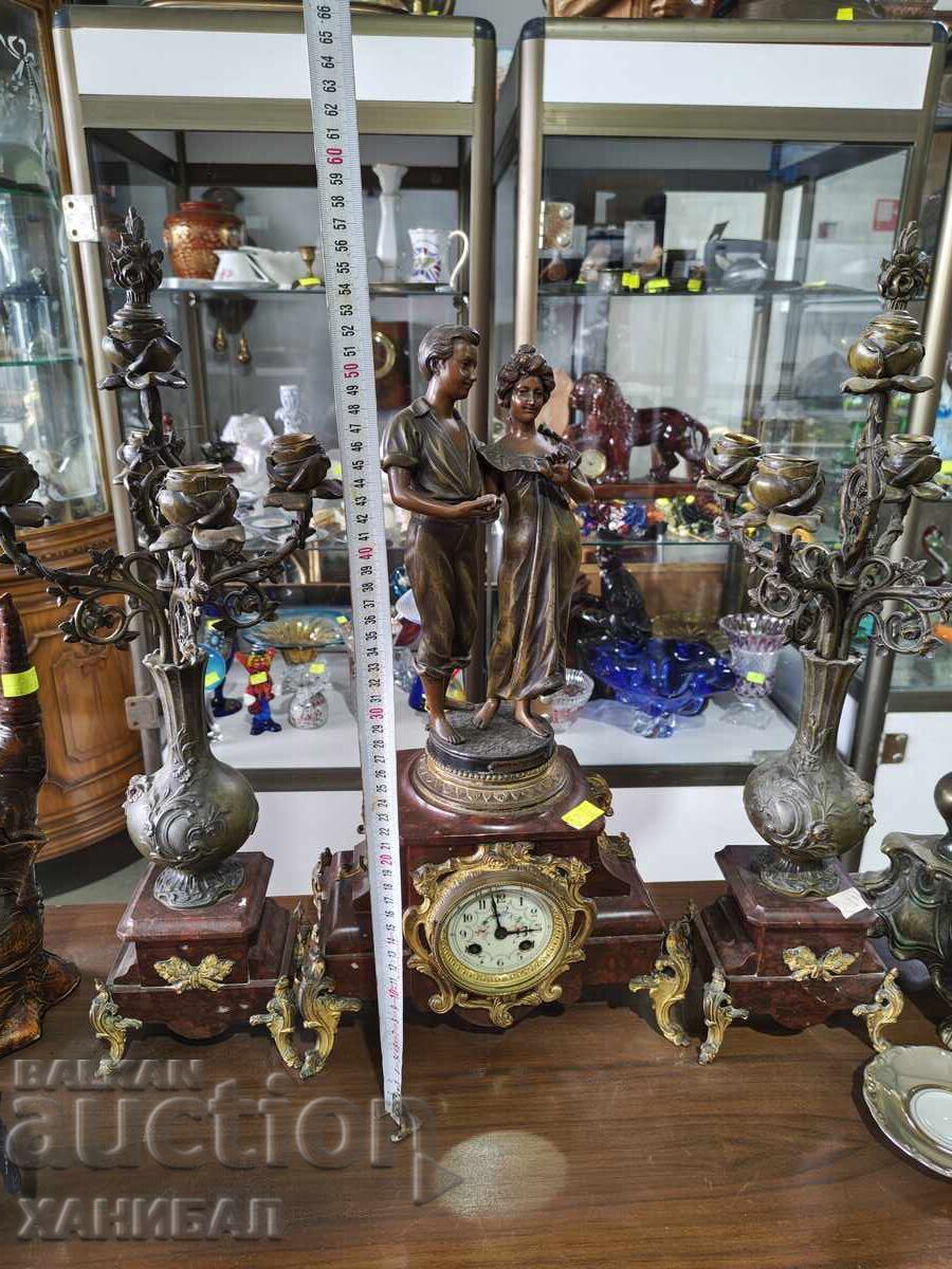 Ceas de masă cu figuri și doi sfeșnici Ceas de masă cu figuri și doi sfeșnici