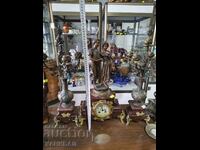 Ceas de masă cu figuri și doi sfeșnici