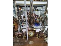 Επιτραπέζιο ρολόι με φιγούρες και δύο κηροπήγια