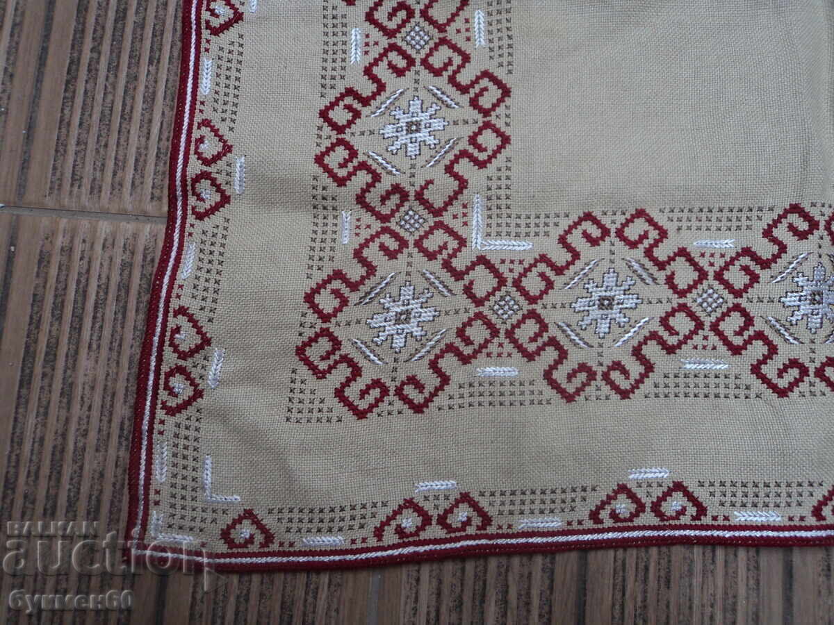 Бродирано каре. с цена € 4.00 | 7.82 лв.