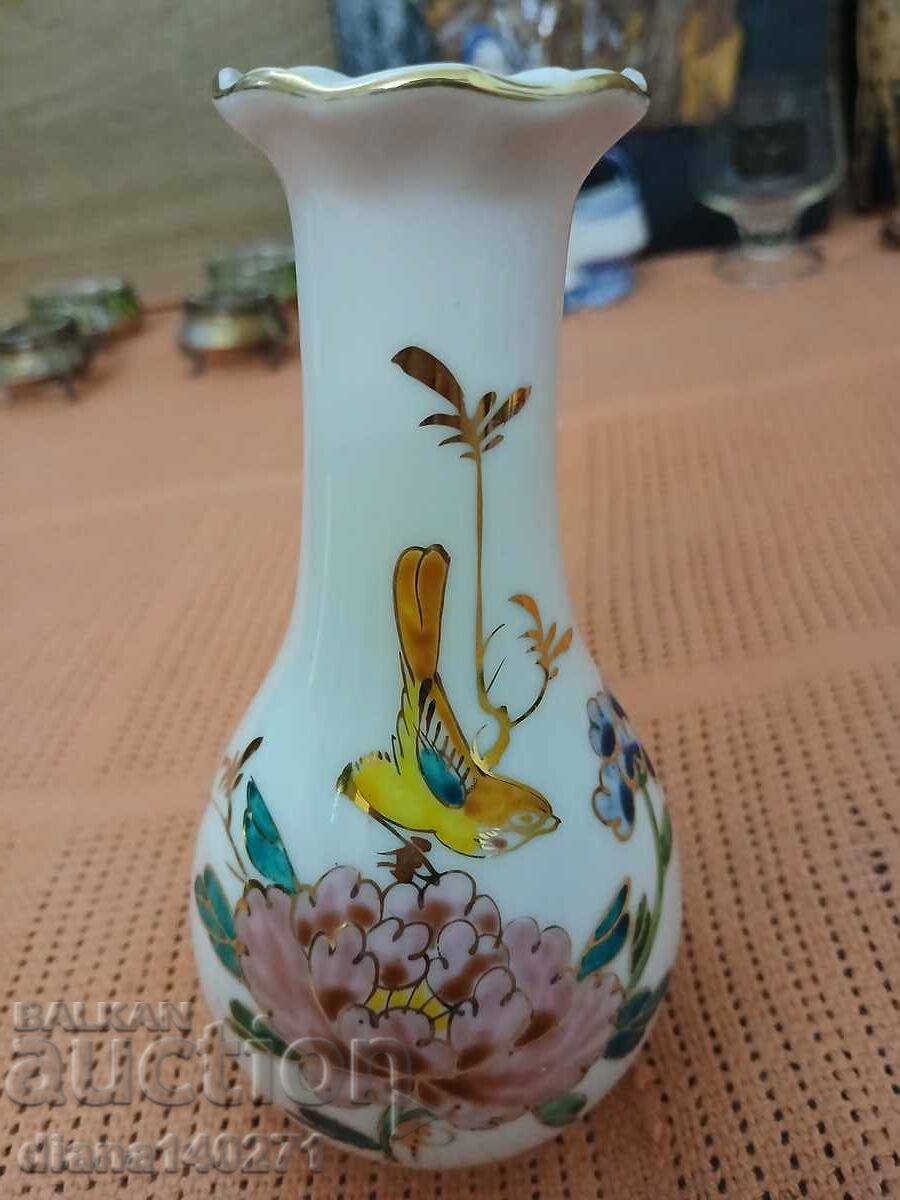 Πορσελάνινη βάζα όμορφα ζωγραφισμένη