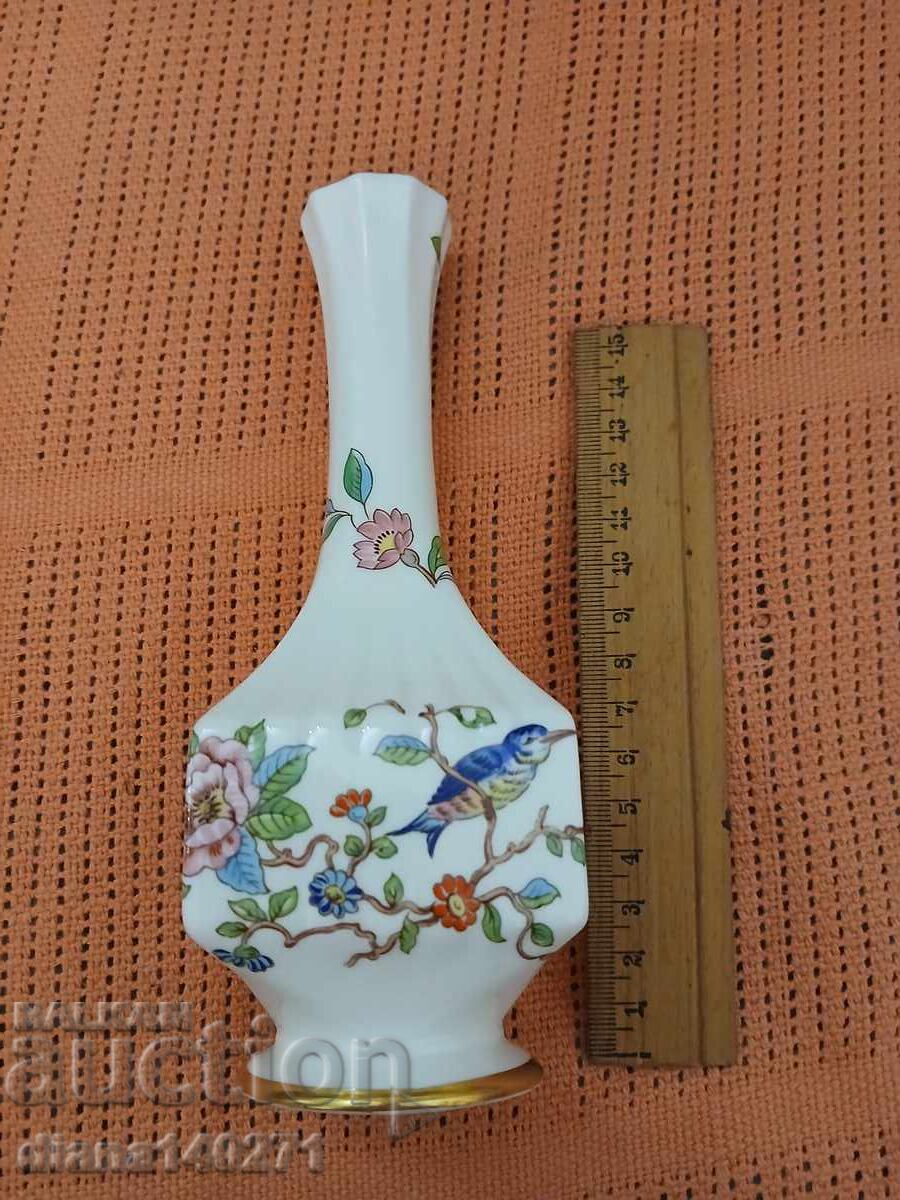 Ντελικάτο πορσελάνινο βάζο με ζωγραφισμένα πουλιά