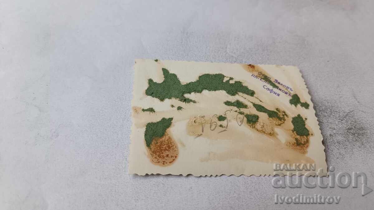 Снимка София Две жени и момиче на площад Славейковъ с цена € 1.17 | 2.29 лв.