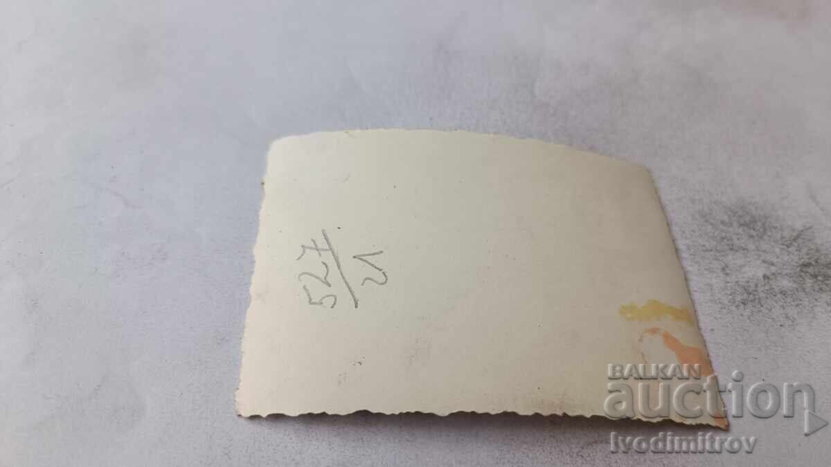 Fotografie Sofia Un bărbat și două femei la plimbare cu preț € 1.17 | 2.29 BGN