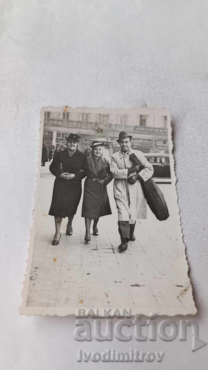 Fotografie Sofia Un bărbat și două femei la plimbare