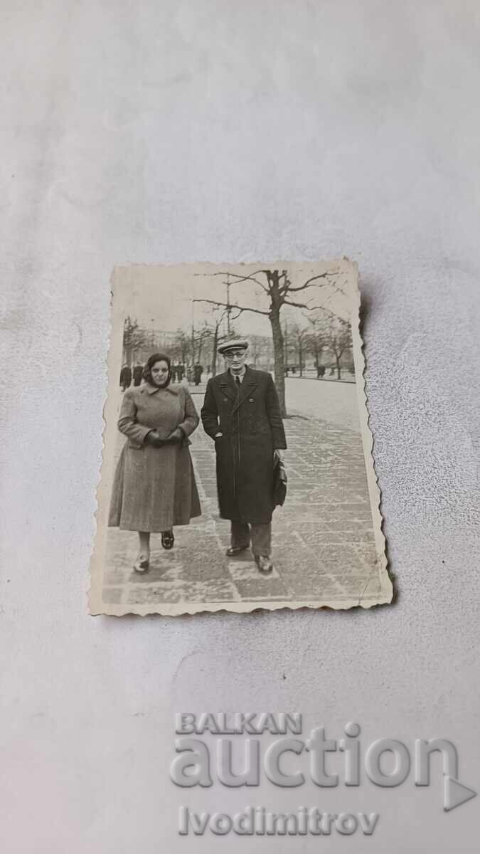 Φωτογραφία Σοφία Άνδρας και γυναίκα στο πεζοδρόμιο Φωτογραφία Σοφία Άνδρας και γυναίκα στο πεζοδρόμιο