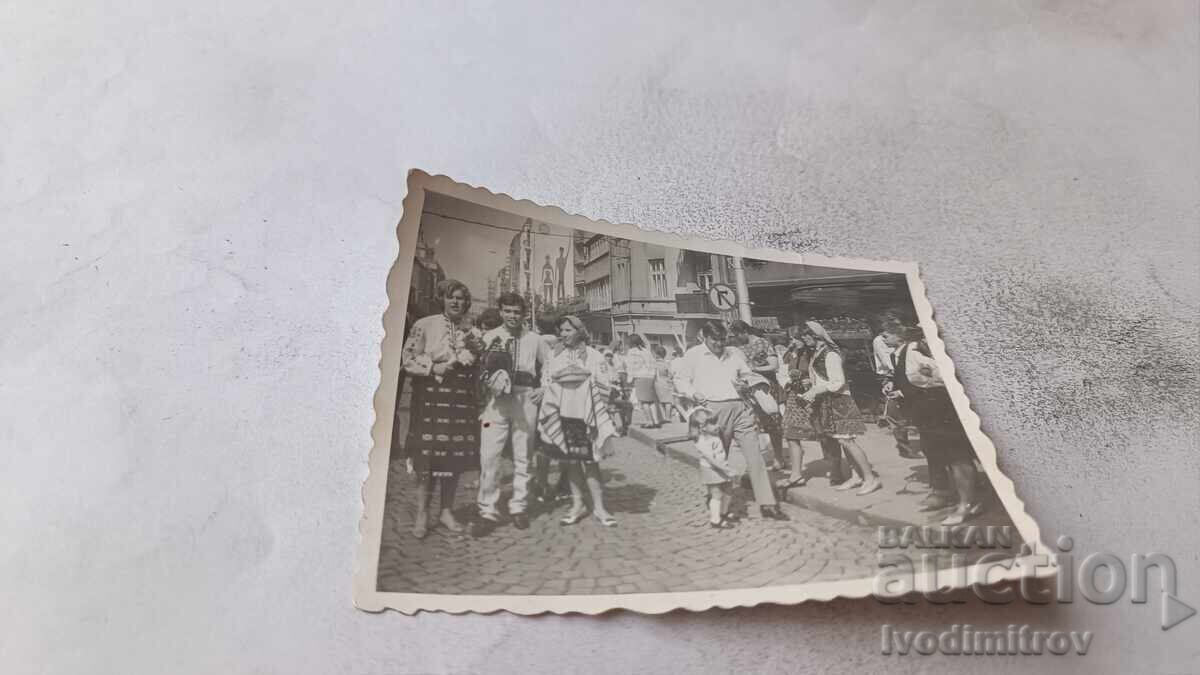 Fotografie Sofia Bărbați, femei și copii pe stradă