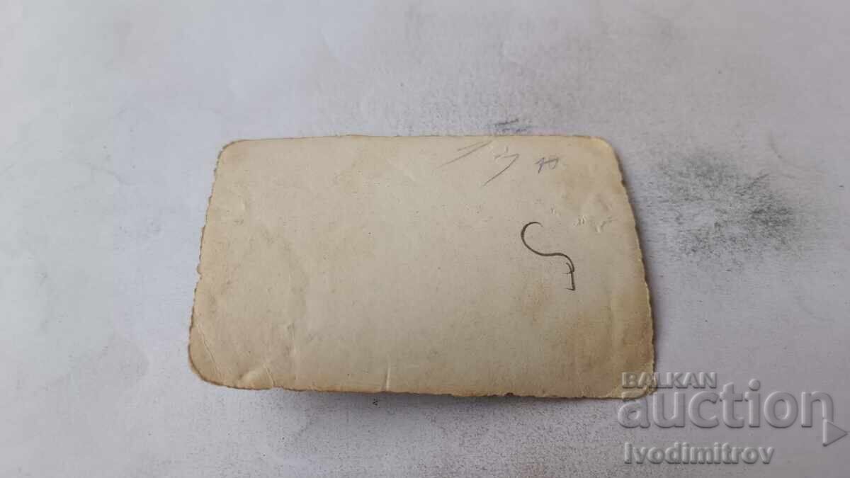 Fotografie Trei tineri cu o bicicletă retro pe stradă cu preț € 0.88 | 1.72 BGN Fotografie Trei tineri cu o bicicletă retro pe stradă cu preț € 0.88 | 1.72 BGN