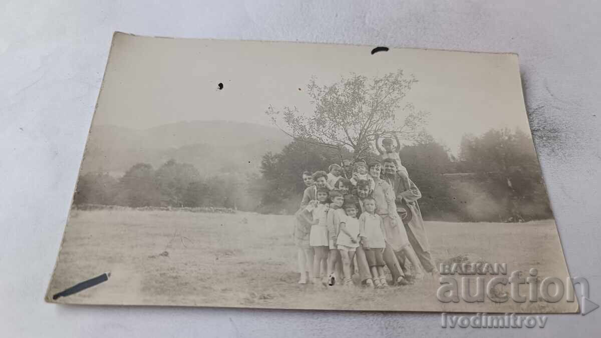 Fotografie Teteven Bărbați, femei și copii pe o pajiște 1929